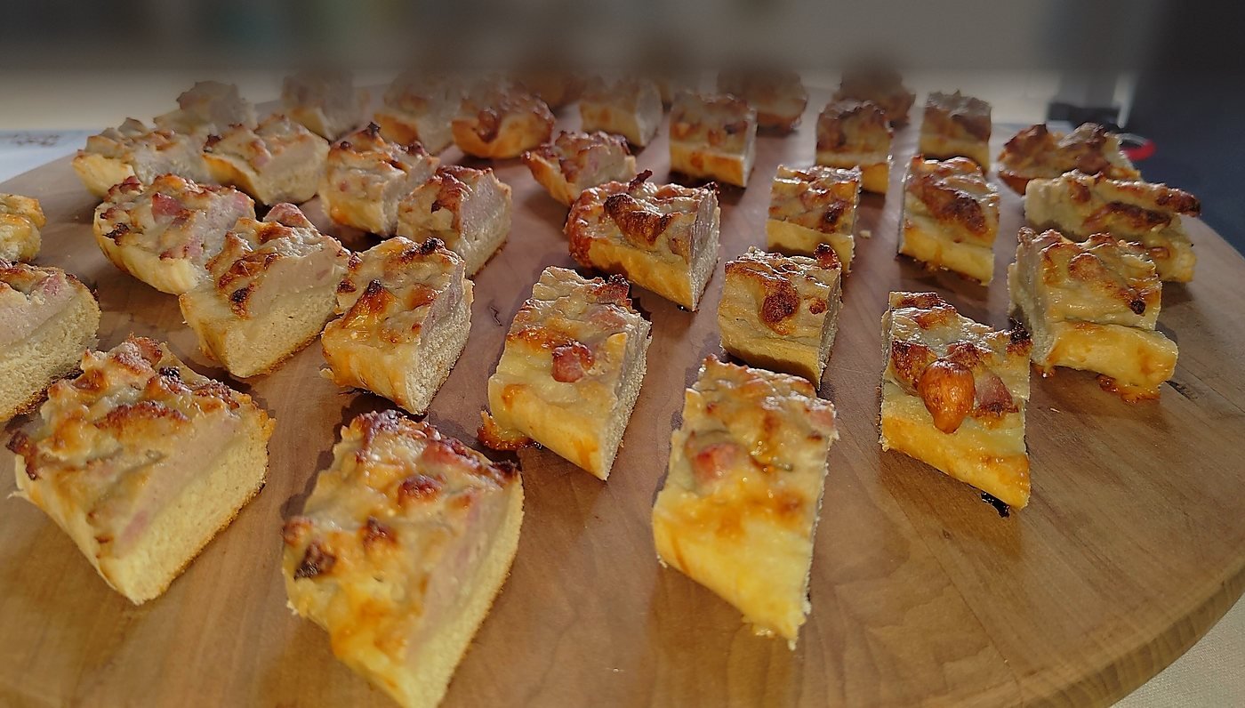 Apéro-Häppchen auf dem Holzbrett