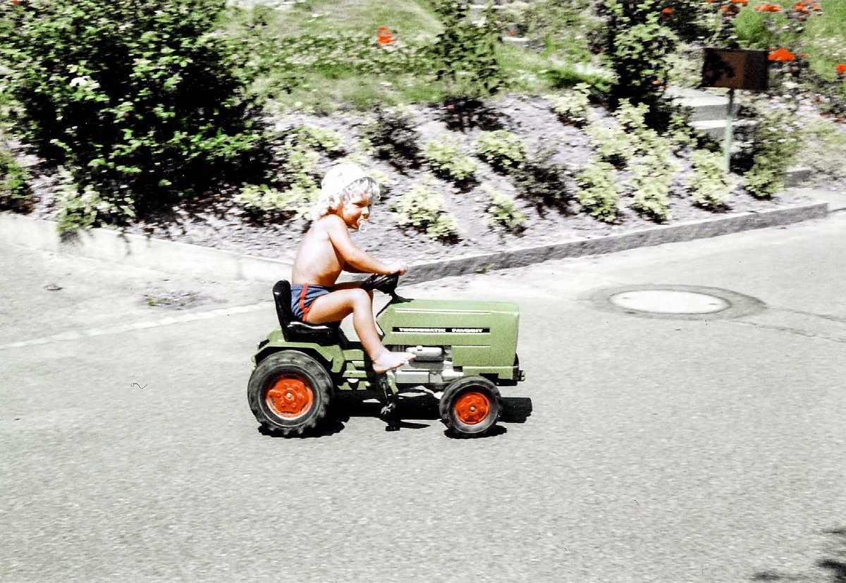 Als kleiner Junge auf dem Spieltraktor