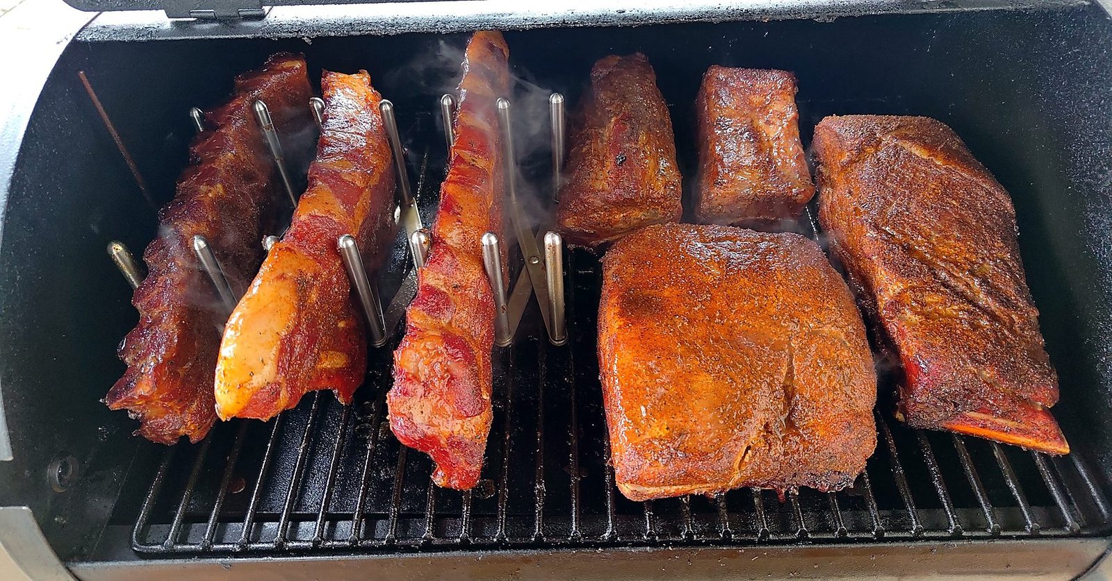 Spareribs und Schweinenacken im Smoker, Rauch steigt auf